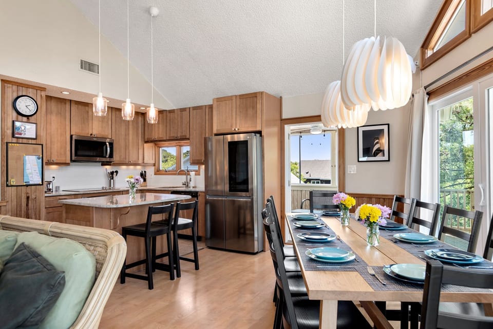 DU100: Duck Side Of The Moon | Top Level Dining Area and Kitchen