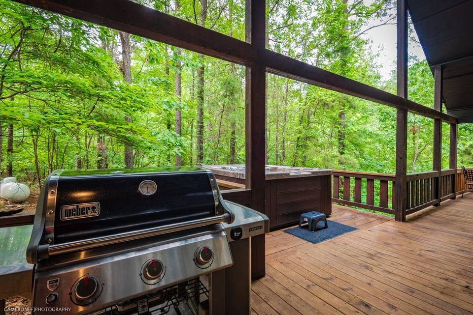Prepare your BBQ overlooking the tall trees