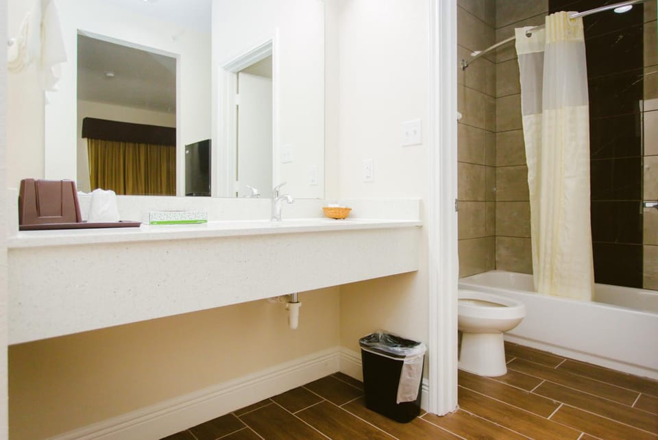 Combined shower/tub, towels
