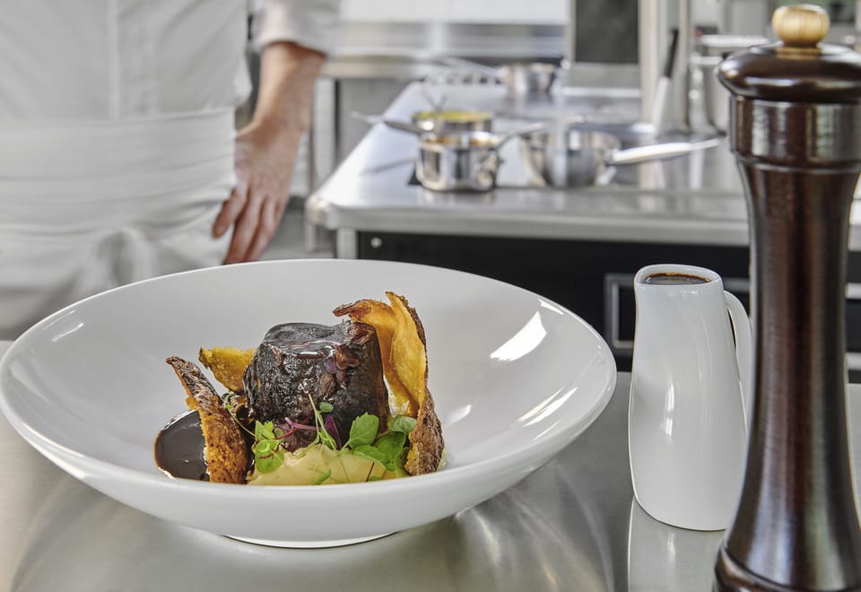 2 restaurants; lunch and dinner served