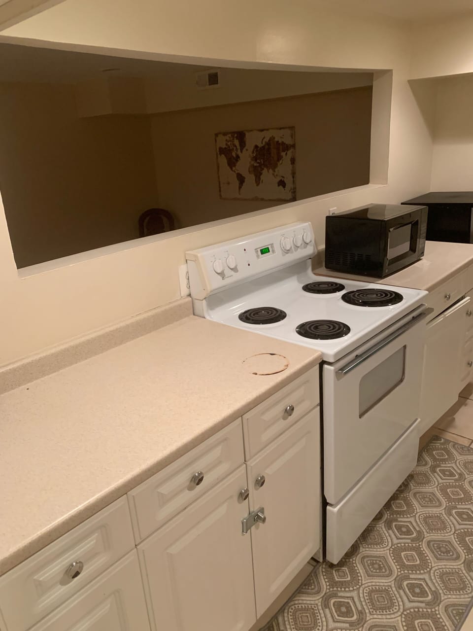 Electric stove w/oven.