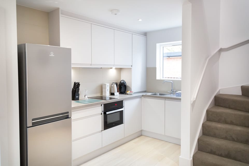 Business Apartment, 1 Queen Bed | Private kitchen | Fridge, oven, stovetop, dishwasher