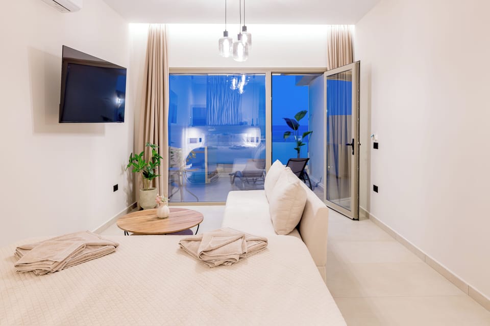 Studio Suite, Sea View | In-room safe, free WiFi, bed sheets