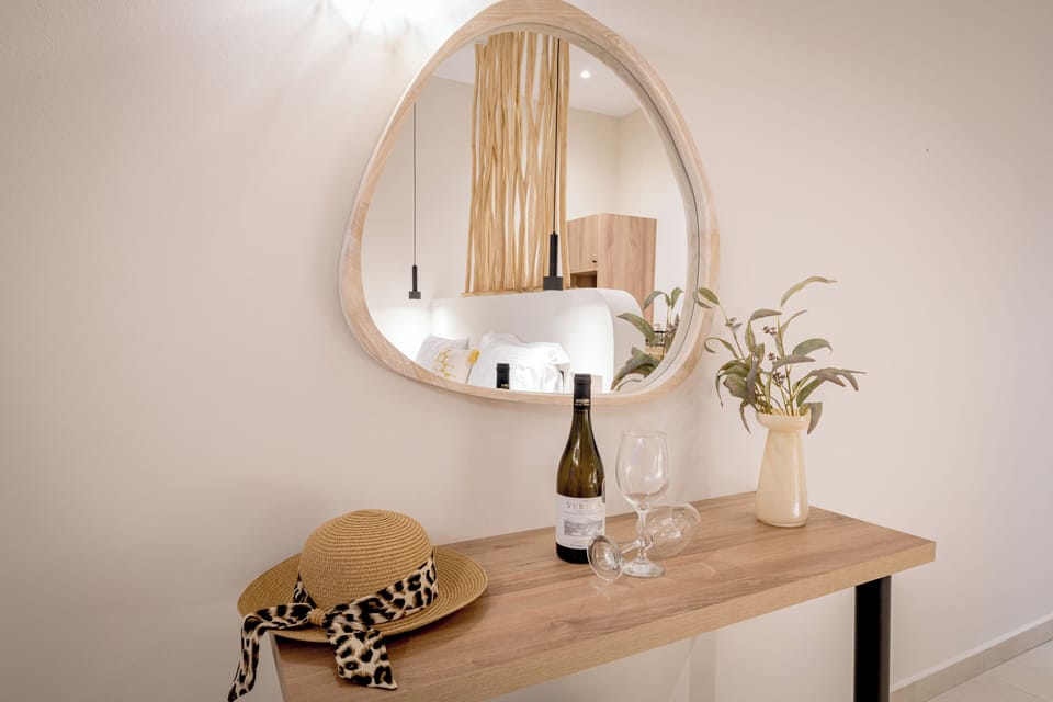 Studio Suite, Sea View | In-room safe, WiFi (free), bed sheets