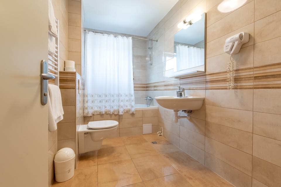 Apartment, 2 Bedrooms, Balcony | Bathroom | Hair dryer, towels, soap, shampoo