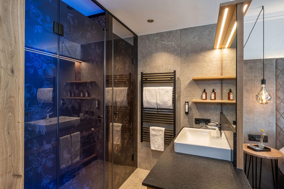 Comfort Double Room Maria Alm | Bathroom | Shower, rainfall showerhead, free toiletries, hair dryer