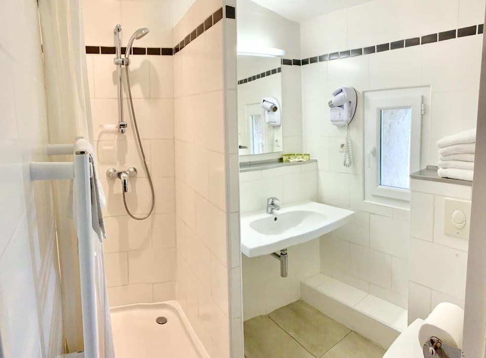 Shower, hair dryer, towels