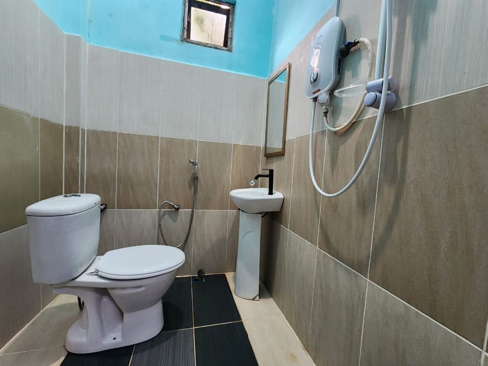 Room No 10 Salut | Bathroom | Shower, hair dryer, slippers, bidet