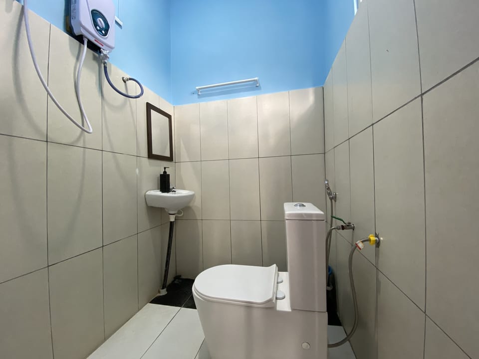 Room No 5 Hola | Bathroom | Shower, hair dryer, slippers, bidet