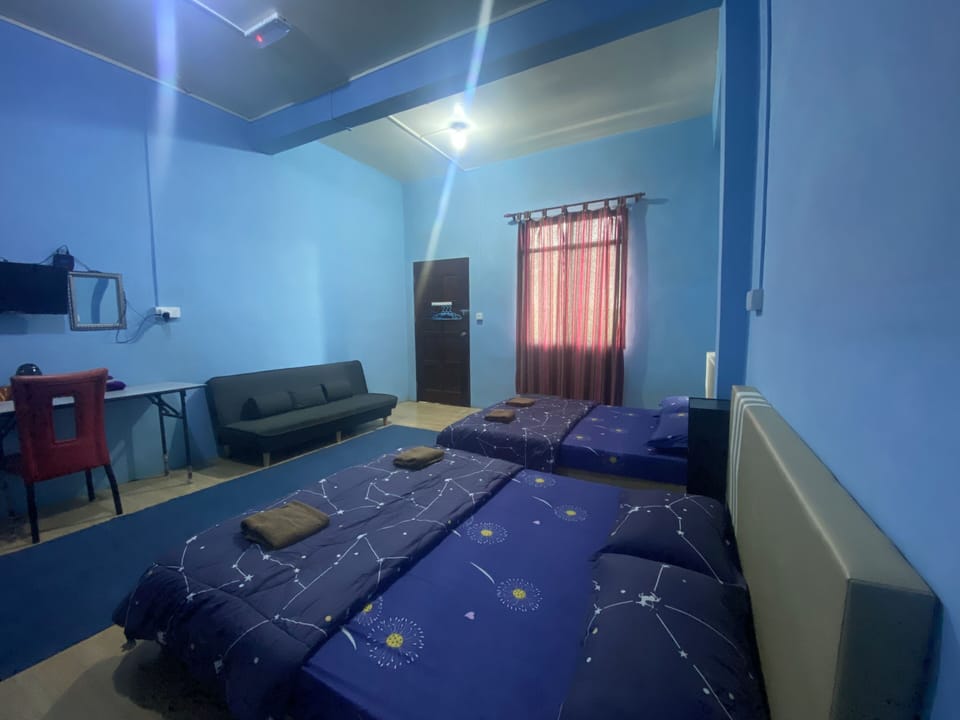Room No 9 Bonjour | Desk, laptop workspace, iron/ironing board, free WiFi