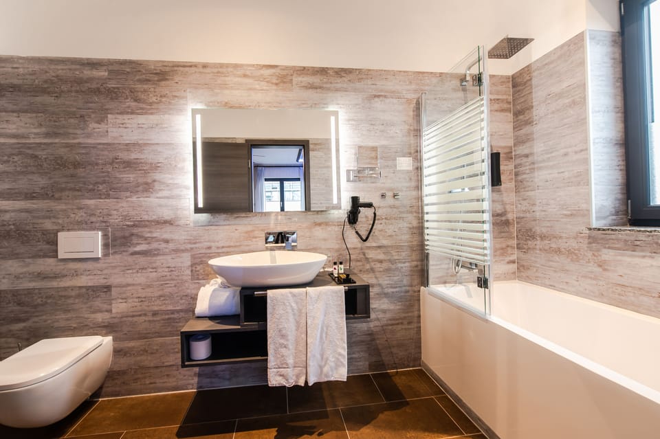 Junior Suite Premium | Bathroom | Deep soaking tub, rainfall showerhead, free toiletries, hair dryer