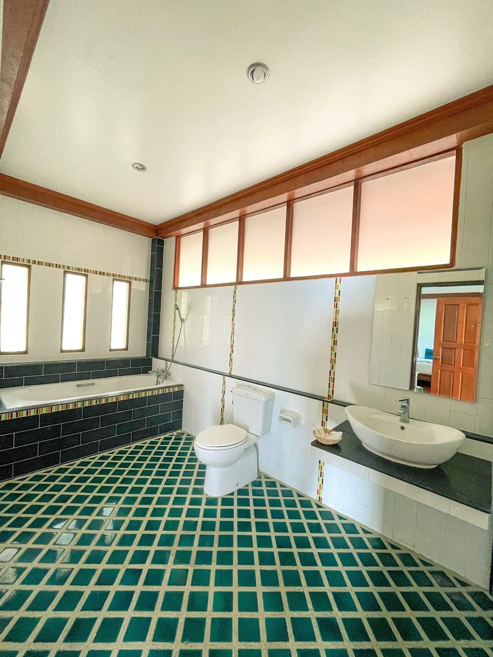 Family poolvilla | Bathroom | Shower, free toiletries, towels