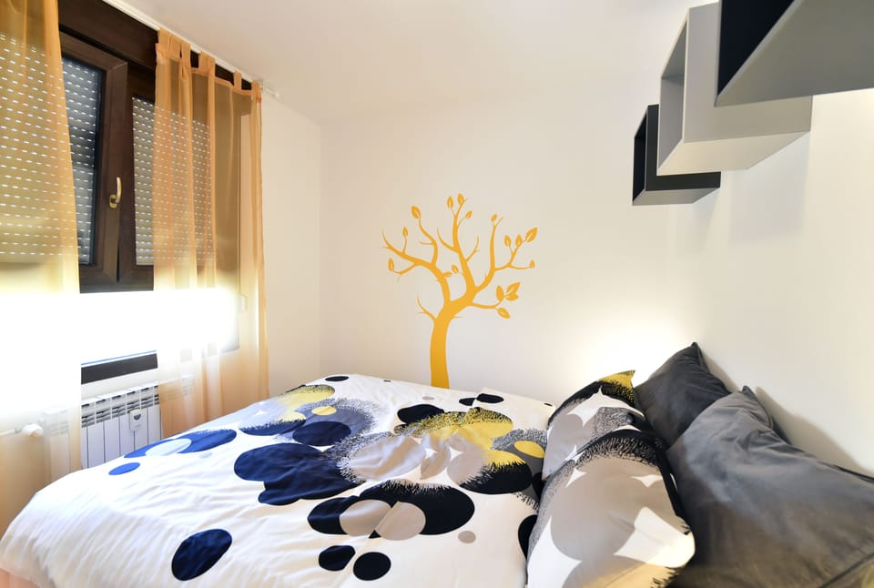 Apartment, 2 Bedrooms | Desk, soundproofing, iron/ironing board, WiFi (free)
