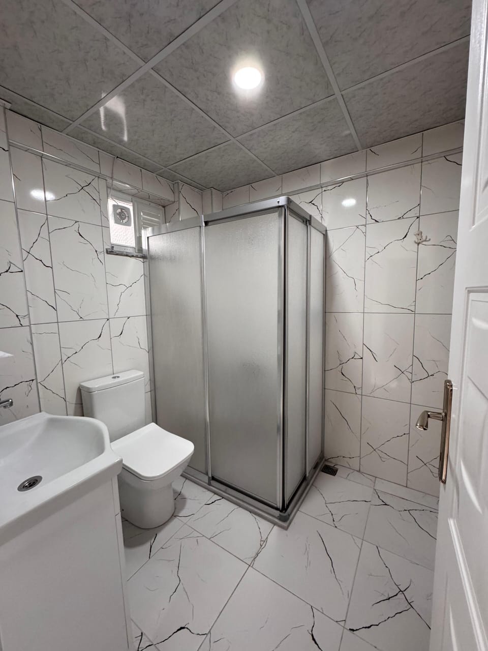 Comfort Apartment, City View | Bathroom | Shower, free toiletries, hair dryer, slippers