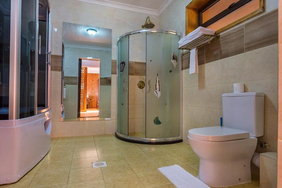 Executive Suite, Hill View | Bathroom | Shower, rainfall showerhead, free toiletries, hair dryer