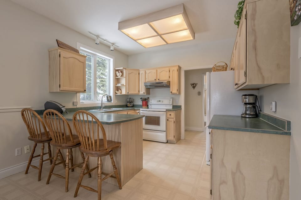 Upper Kitchen with Breakfast Bar 