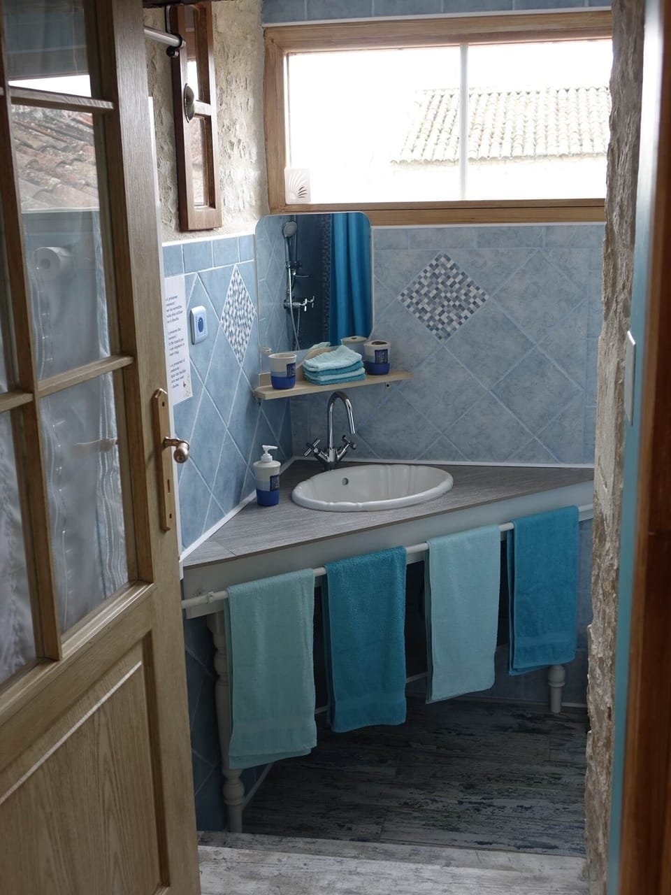 Une salle d'eau avec des murs en pierre