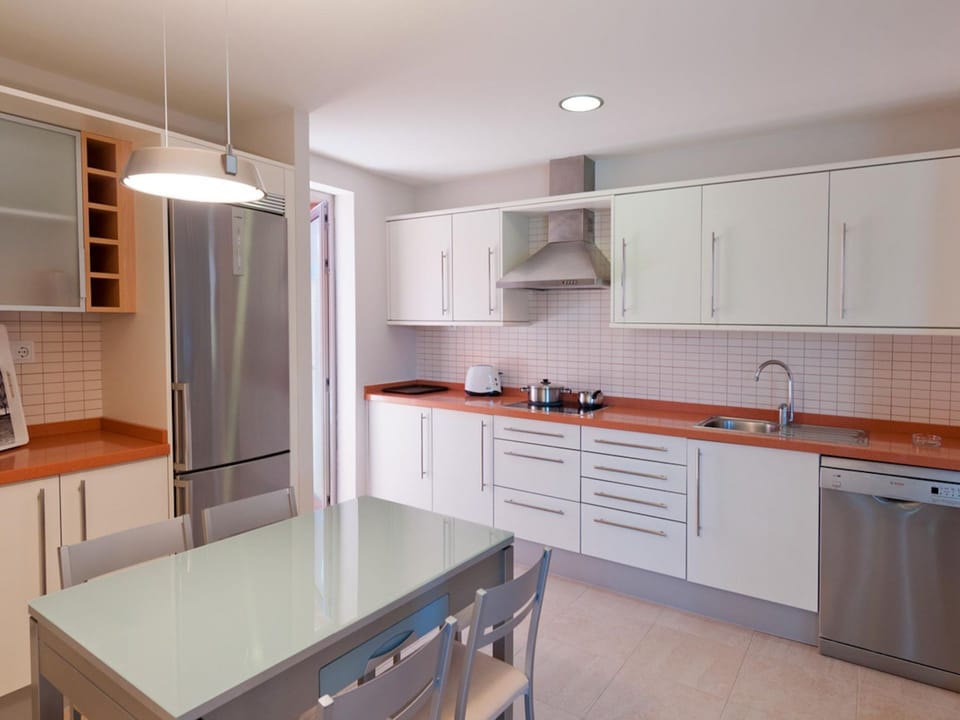 Coffee/tea maker, full-size fridge, microwave, oven