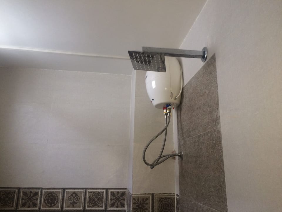 Shower, free toiletries, towels
