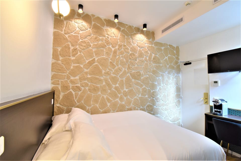 Small double Room | Premium bedding, individually decorated, individually furnished, desk