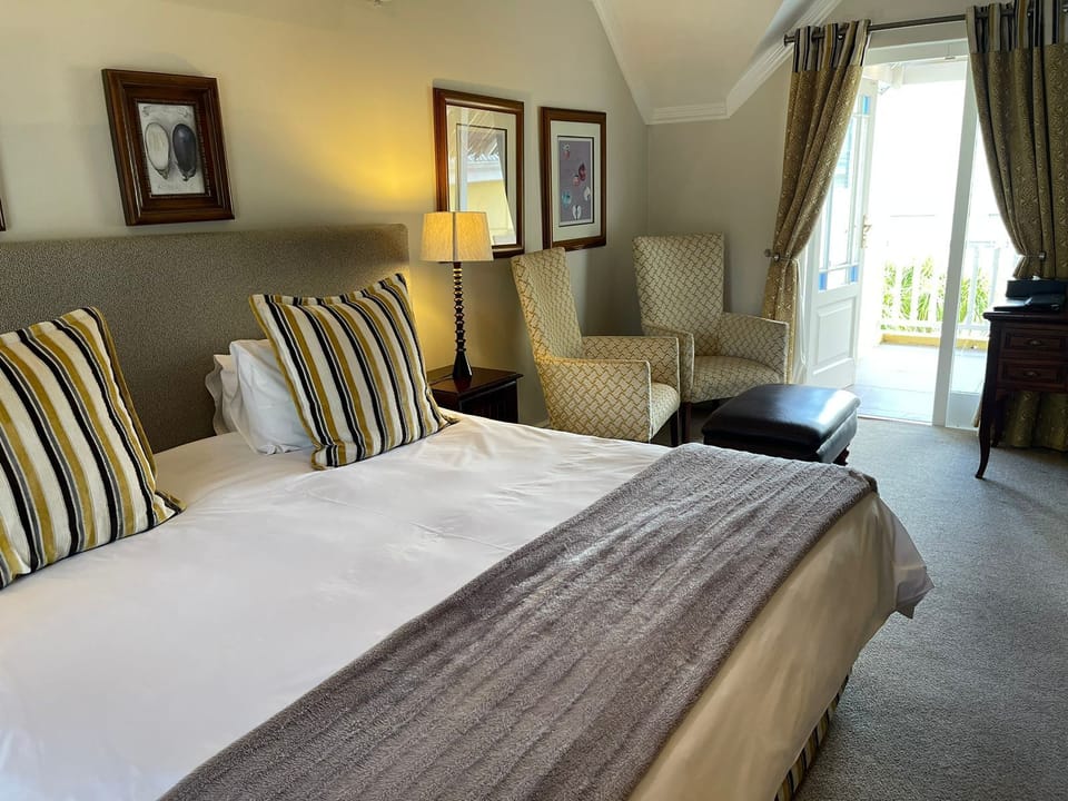 Deluxe Room | Minibar, in-room safe, desk, laptop workspace
