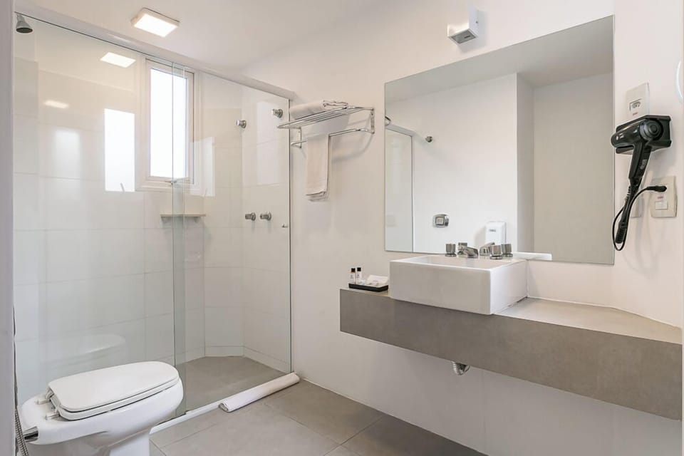 Superior Twin Room, 2 Twin Beds | Bathroom | Shower, hair dryer, towels