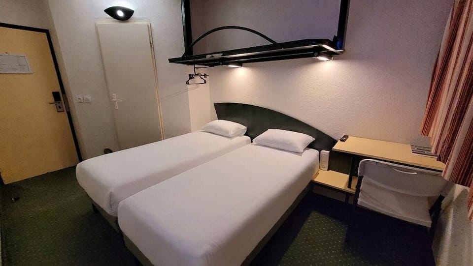Twin Room | Desk, iron/ironing board, free cribs/infant beds, free WiFi