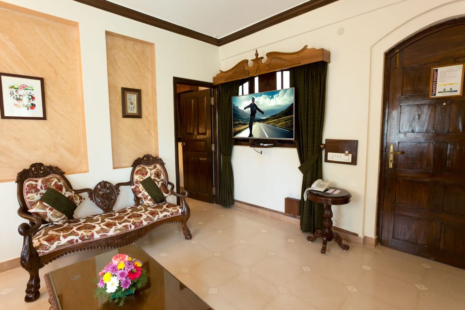 Luxury Suite | Living room | Flat-screen TV