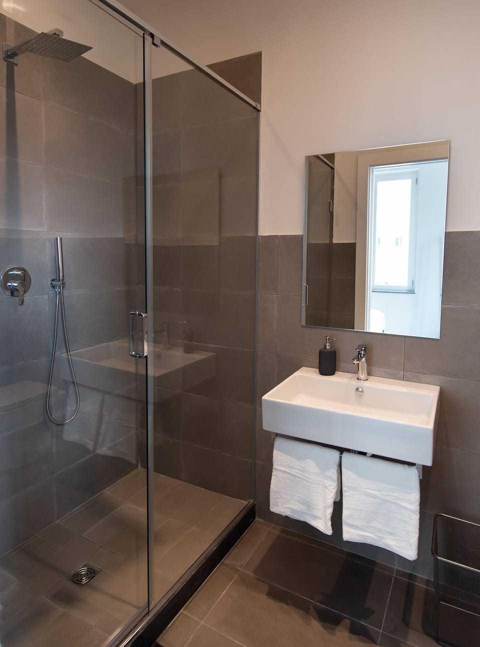 Design Double or Twin Room, City View | Bathroom | Deep soaking tub, rainfall showerhead, free toiletries, hair dryer
