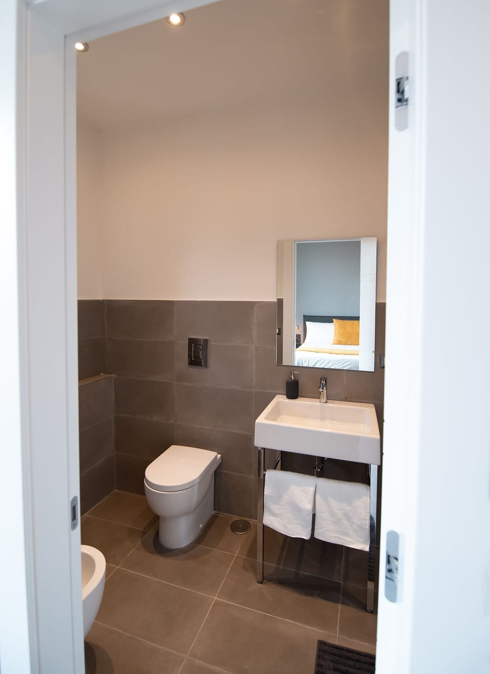 Deluxe Double or Twin Room, City View | Bathroom | Deep soaking tub, rainfall showerhead, free toiletries, hair dryer