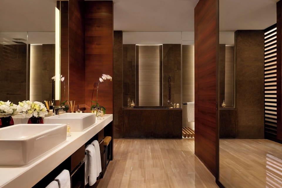 Club Executive Suite - Club lounge (Breakfast+Afternoon Tea+Happy Hour) | Bathroom | Separate tub and shower, hair dryer, bathrobes, slippers