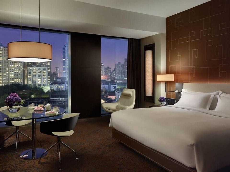 Deluxe | Premium bedding, down comforters, in-room safe, individually decorated