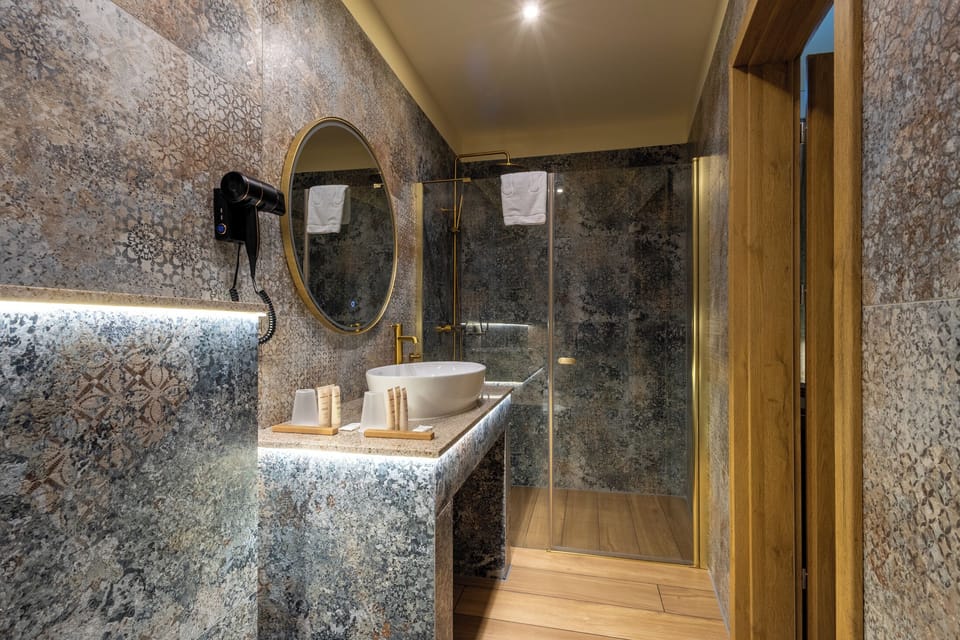 Standard Suite, 1 King Bed | Bathroom | Free toiletries, hair dryer, towels