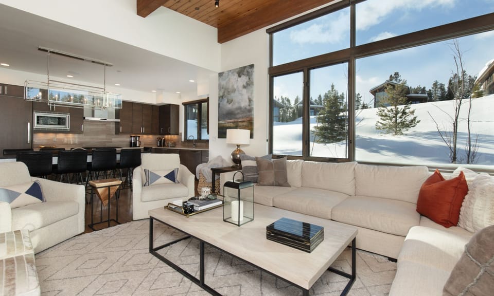 Silvertip 22 Living Room, 3