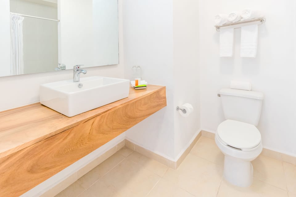 Standard Room, Non Smoking | Bathroom | Shower, eco-friendly toiletries, hair dryer, towels