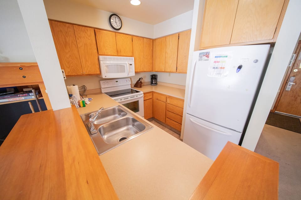 Full kitchen in this Studio!