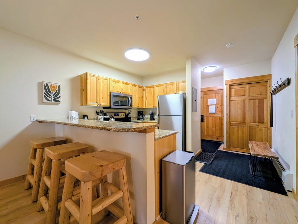 Kitchen with breakfast bar