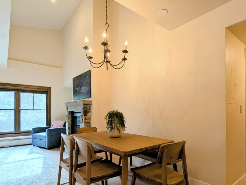 Dining area for 6 - can extend to seat 8!