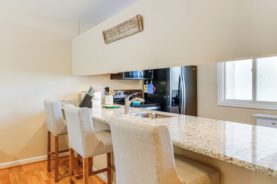 Breakfast Bar | Kitchen | 1st Floor