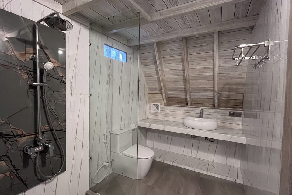 Suite, Pool View (Suite) | Bathroom | Shower, rainfall showerhead, free toiletries, towels