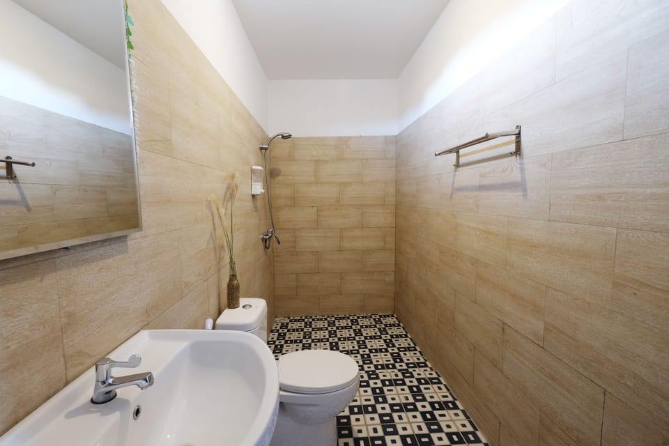 Shower, free toiletries, towels