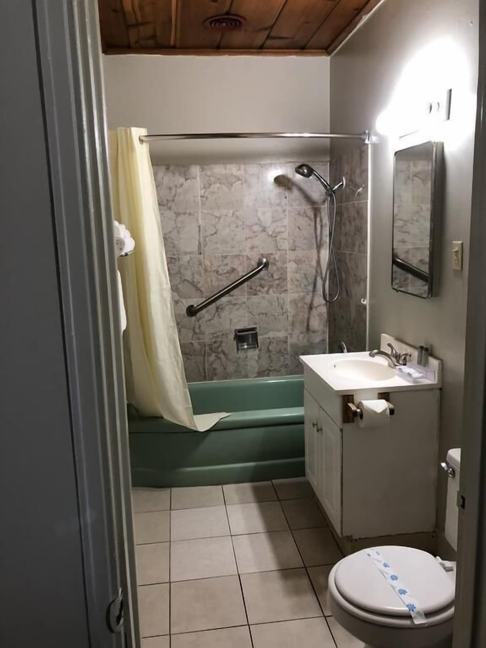 Basic Room, 1 Queen Bed | Bathroom | Combined shower/tub, towels