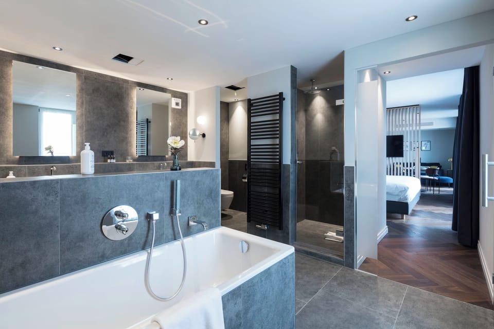 Junior Suite | Bathroom | Shower, hair dryer, towels