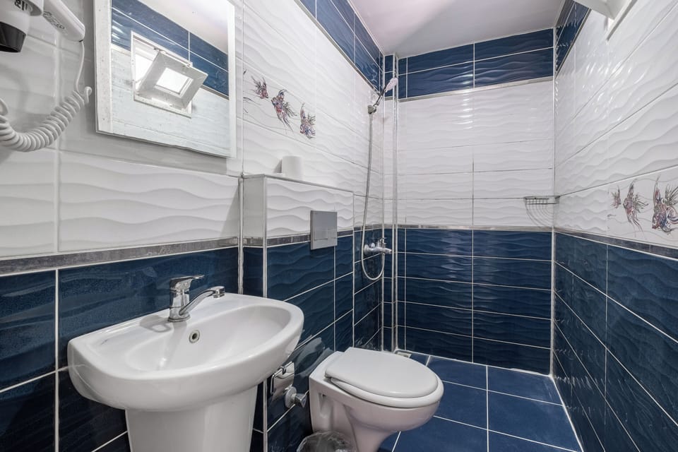 Standard Studio Suite, 1 Bedroom, Sea View | Bathroom | Shower, hair dryer, towels, soap