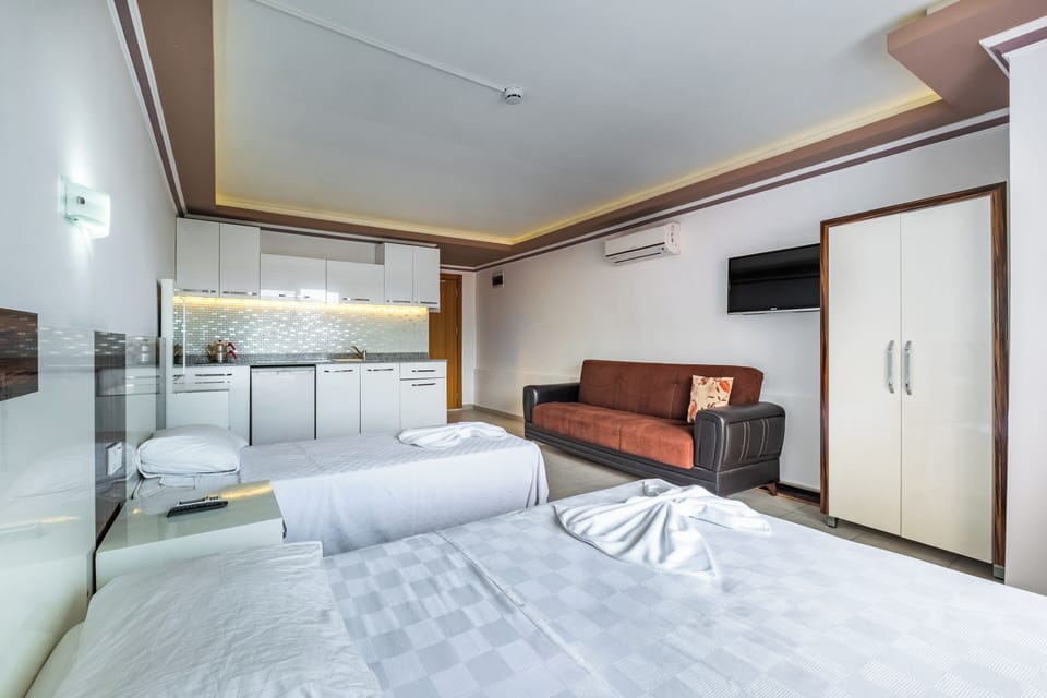 Standard Studio Suite, 1 Bedroom, Sea View | WiFi (free), bed sheets