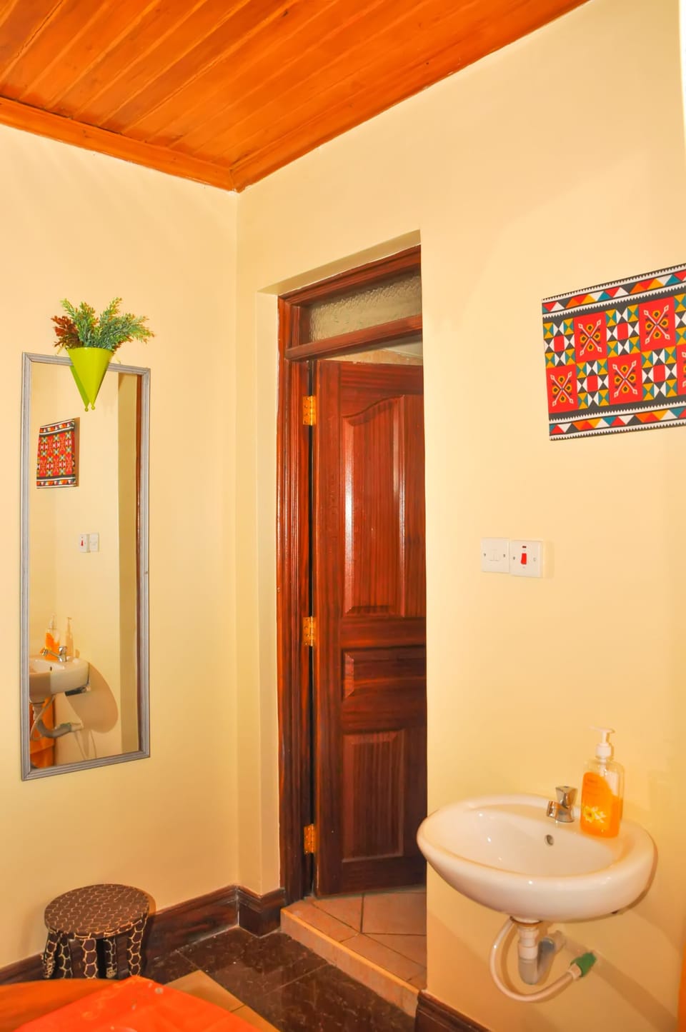 Comfort Apartment, City View | Bathroom | Shower, free toiletries, slippers, towels