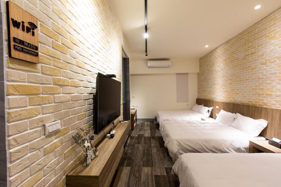 Family Suite (101) | Premium bedding, down comforters, desk, free WiFi