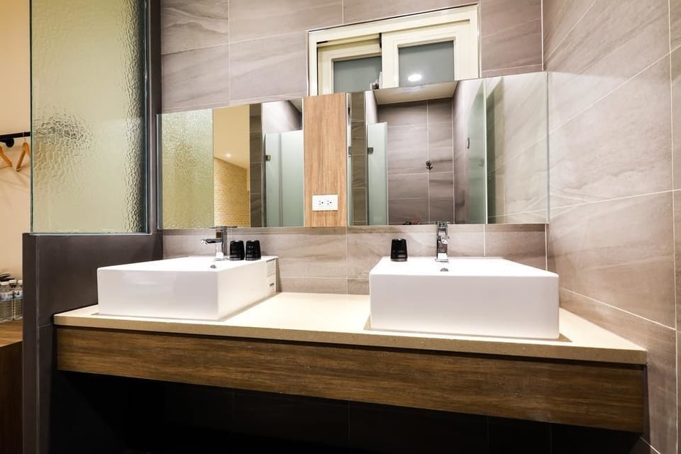 Family Suite (101) | Bathroom | Shower, rainfall showerhead, free toiletries, hair dryer