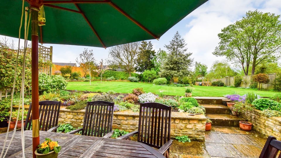 Patio with table and seating, Barebones Farm, Bolthole Retreats