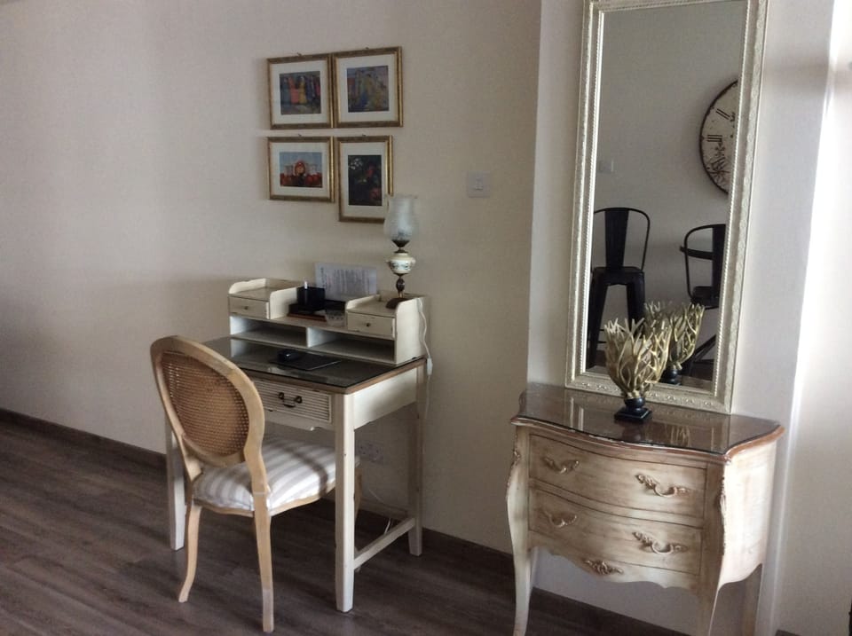 Deluxe Suite (Vintage) | Living area | Flat-screen TV